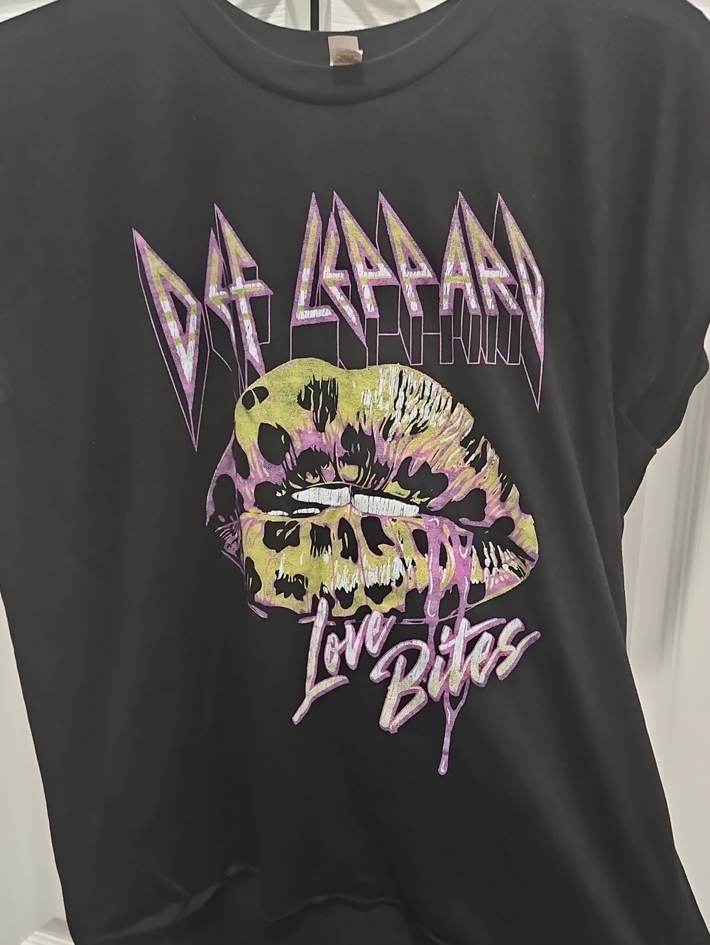 Black Def Leppard 'Love Bites' Graphic Tee